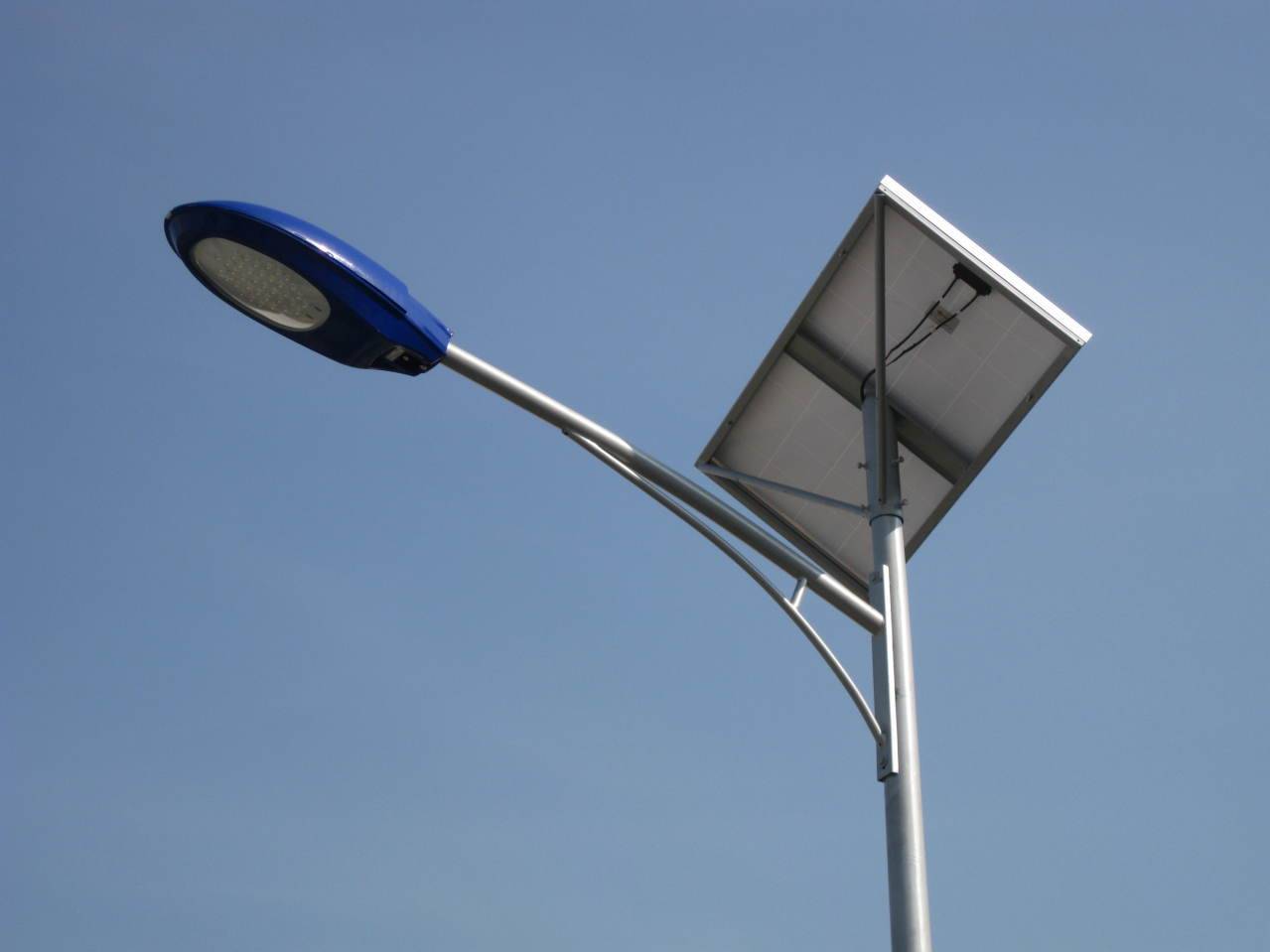 公路6米太陽能路燈生產(chǎn)廠家找鑫月光電足矣！